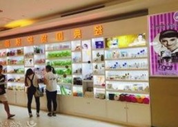 警花张津瑜厕所门风波：从光环到争议的反差