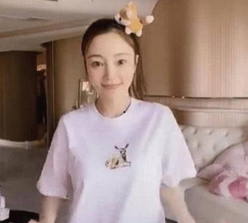 椎名桃子白丝视频走红背后:从默默无闻到粉丝追捧的魅力演变