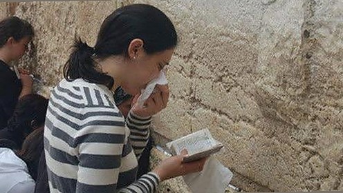 贝儿与妹妹惊人相似,鲍蕾生日晒照感慨:不再害怕变老🎂