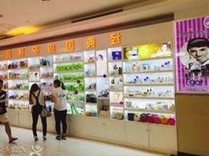 警花张津瑜厕所门风波：从光环到争议的反差